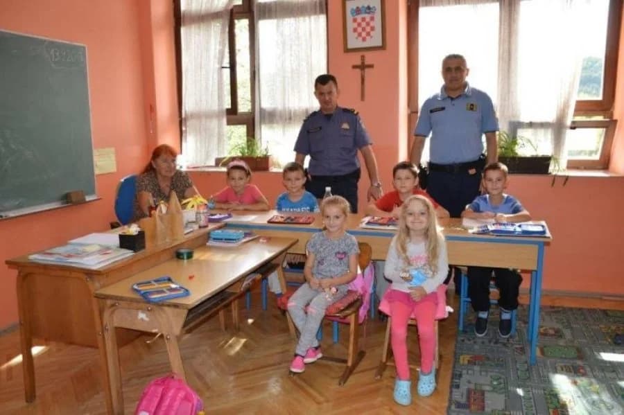 Pleternički policijski službenici educirali prvašiće u čaglinskog osnovnoj školi
