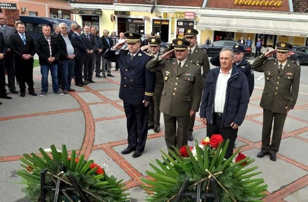 Postrojavanjem pripadnika Oružanih snaga, polaganjem vijenaca i euharistijskim slavljem proslava 26. obljetnice oslobođenja požeške vojarne /FOTOGALERIJA/