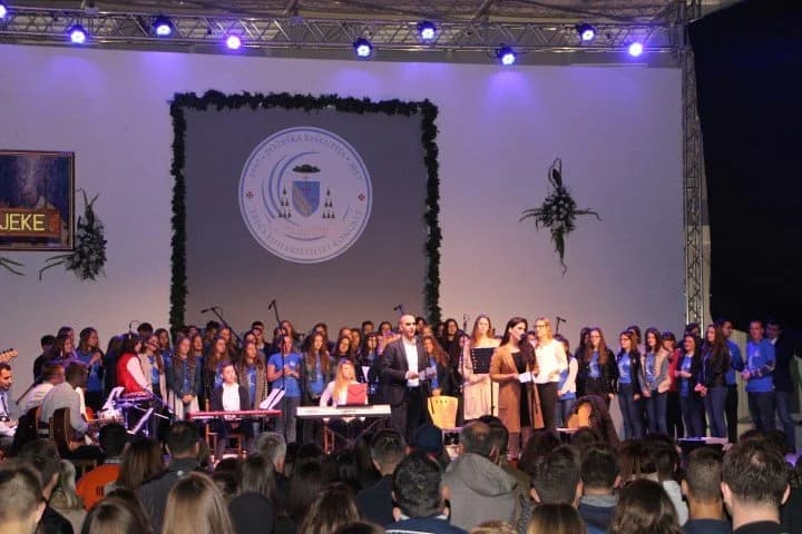 Slavljenički koncert Zbora mladih Požeške biskupije /FOTOGALERIJA/