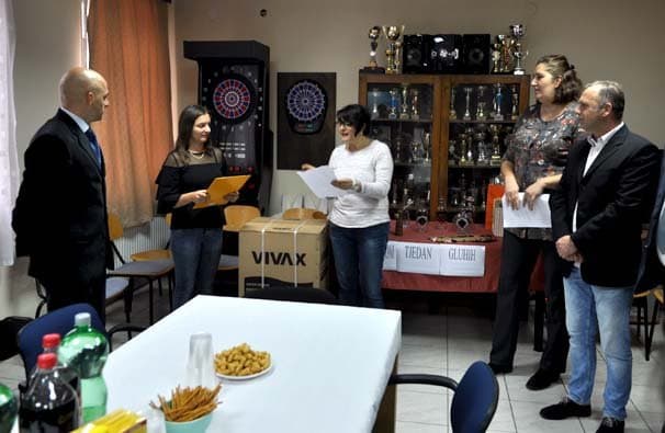 Požeški HDZ darovao hladnjak Udruzi gluhih i nagluhih