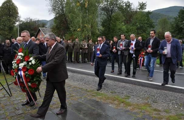 /FOTOGALERIJA/ Položeni vijenci u Kamnskoj i Orljavcu u znak sjećanja na prve poginule branitelje