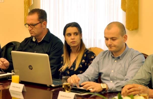 Laptopi na stolu ispred vijećnika Gradskog vijeća Požege