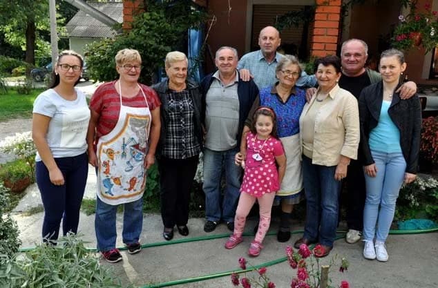 MIOLJE POD PAPUKOM: Jagečići ugostili rodbinu i prijatelje sa jelima od juhe pa do pečenke, janjetine i kolača /FOTO/