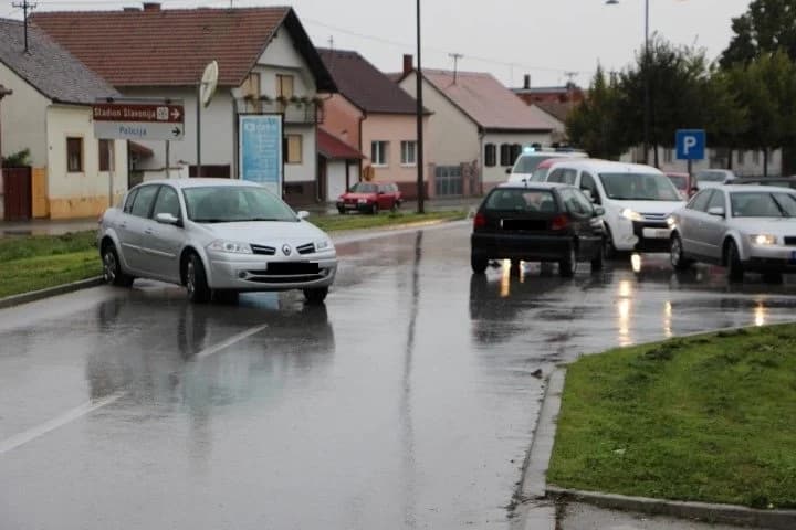 Oduzeo prednost prolaska pa izazvao sudar /FOTO/