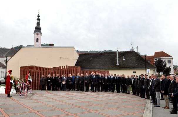 U prigodi Dana neovisnosti položeni vijenci i zapaljene svijeće kod spomenika poginulim hrvatskim braniteljima 123. brigade /FOTO/
