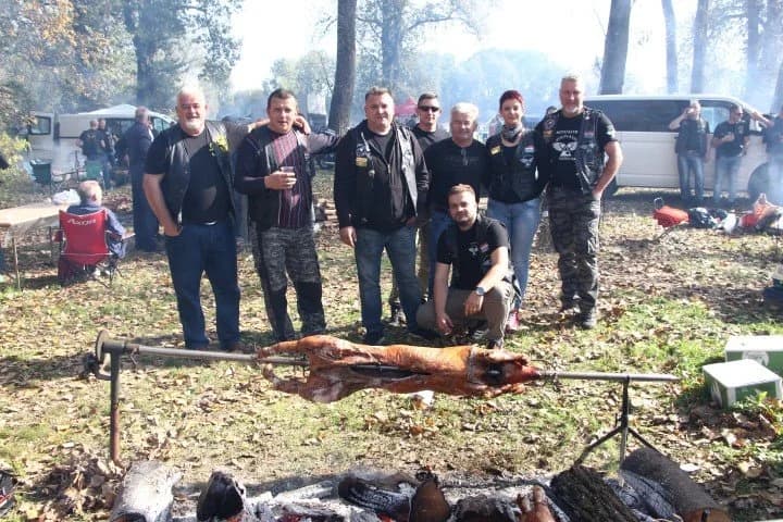 PEČENKE KRAJ SAVE: Četiri požeške i jedna velička ekipa pekle prasce na otvorenom prostoru među 131 ekipom iz više zemalja /FOTOGALERIJA/