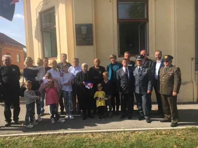 Otkrivena spomen ploča na vukovarskoj osnovnoj školi na Sajmištu hrvatskom branitelju Branku Drinovcu Legi iz Bresnice