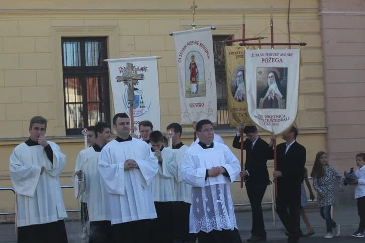 Svečanim euharsitijkim slavljem i procesijom proslavljena sv. Terezija Avilska zaštitinica požeške Katedrale /FOTOGALERIJA/