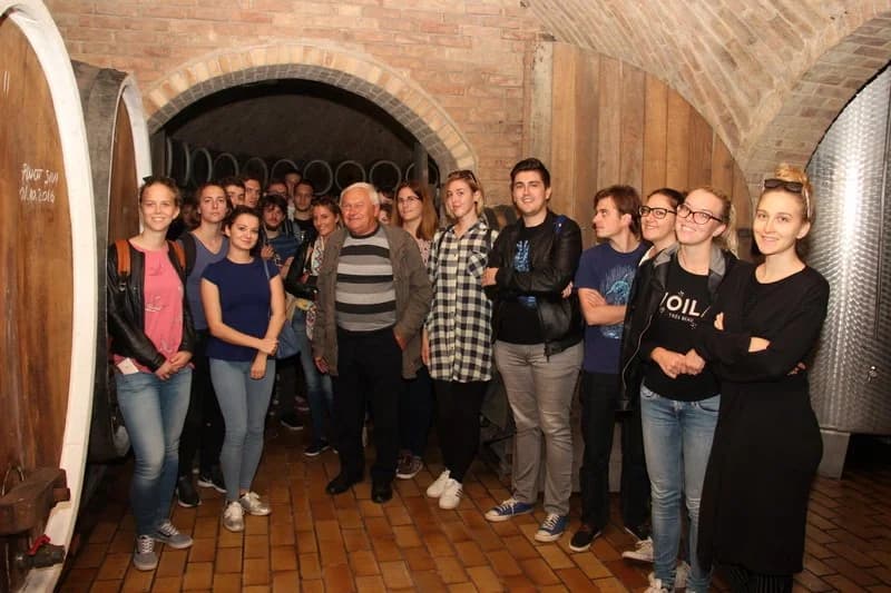 Studenti 6. godine na Medicinskom fakultetu posjetili vinski podrum Ive Enjingija i proizvodne pogone Color emaila