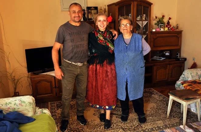 Iz ormara izvlači prabakinu nošnju staru 150 godina