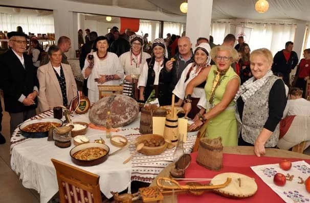 Etno susreti - Čvarkijada 2017.: Još jednom predstavljeno bogatstvo tradicije i običaja koji se čuvaju od zaborava /FOTOGALERIJA/