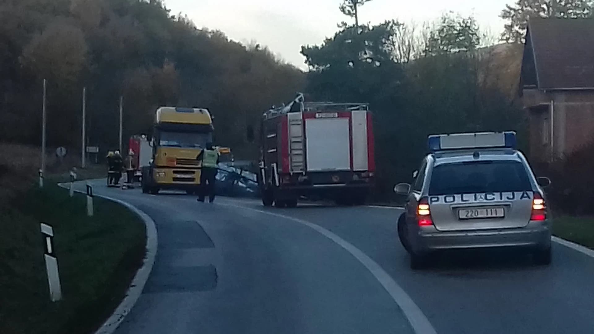Prevrnula se cisterna s opasnim tvarima; na mjestu događaja su vatrogasci i policija