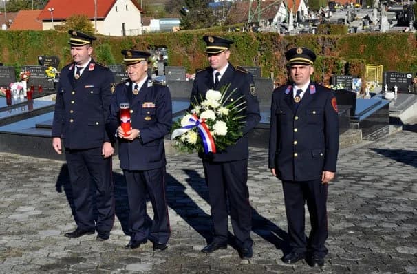 Vijence položili i svijeće zapalili požeško-slavonski vatrogasci /FOTO/