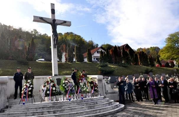 U prigodi Svih svetih položeni vijenci i zapaljene svijeće za sve poginule hrvatske branitelje i civilne žrtve Domovinskog rata /FOTOGALERIJA/