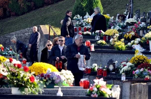 Blagdan Svih svetih na požeškim grobljima /FOTOGALERIJA/