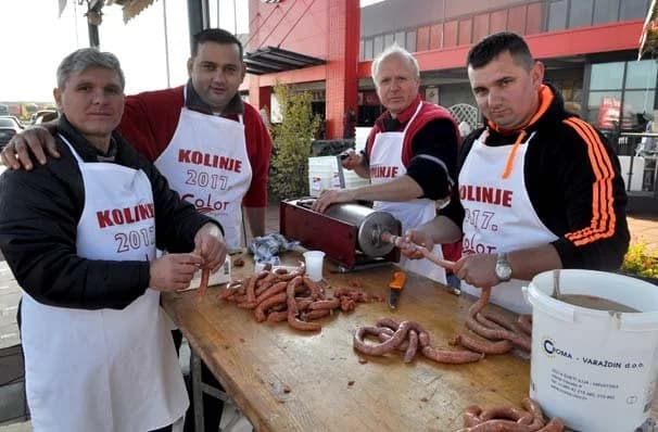 SVINJOKOLJA : Priredili kobasice i čvarke na otvorenom, te predstavili opremu i potrepštine za preradu mesa /FOTOGALERIJA/