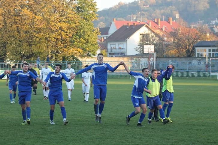 Nogometaši Slavonije pobijedili Osječane ali i suce: NK Slavonija - NK Osijek 1:0 /FOTO/
