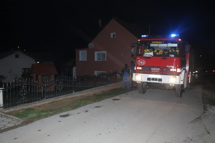 Požar na krovištu dvorišne zgrade u Novom Selu, brzom intervencijom vatrogasaca širenje požara spriječeno /FOTO/