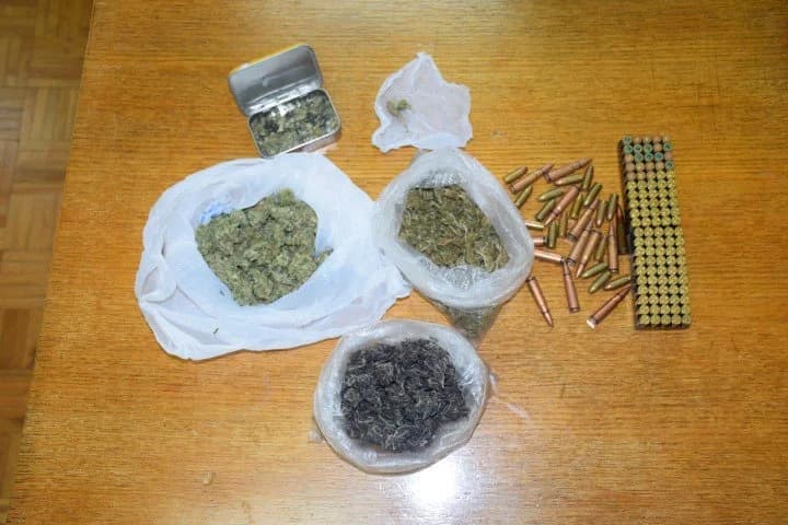 Dolijao policiji u ruke 48-godišnji diler droge kod kojeg su pronašli i oružje