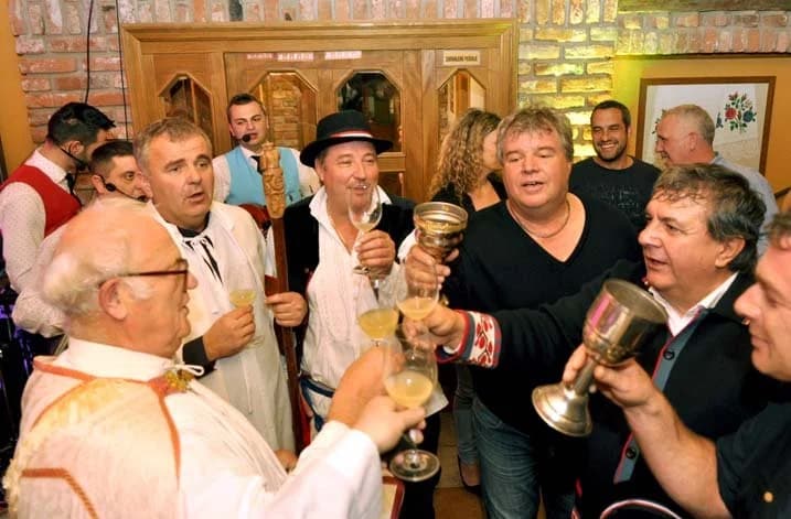 MARTINJE: Jadranski brodari kušali mošt, a vinski kardinal ga potom krstio u vino
