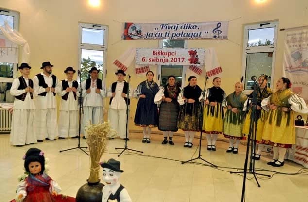 Muški i ženski pjevači iz Biškupaca i Pleternice nastupaju na državnoj smotri