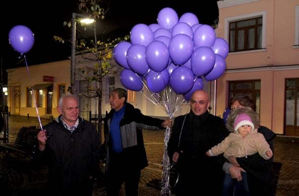 „Nosi ljubičasto, svijetli ljubičasto i podigni palac za palčiće": U zrak pušteno 50 ljubičastih balona s imenima požeških palčića