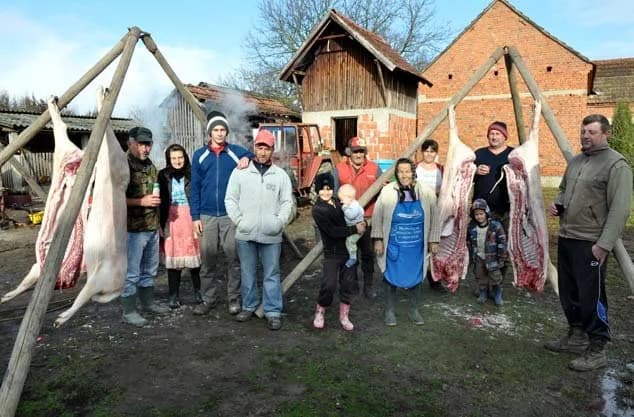 Počelo je počelo: Tri bravca završila u mesnim delicijama /FOTO/