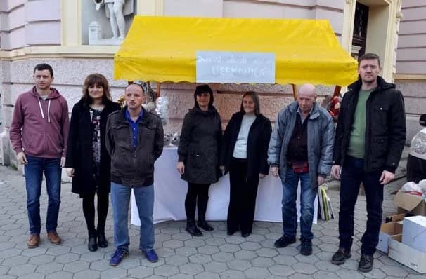 Štićenici Doma za odrasle osobe Ljeskovica Požežanima ponudili božićne ukrase koje izrađuju na radionicama