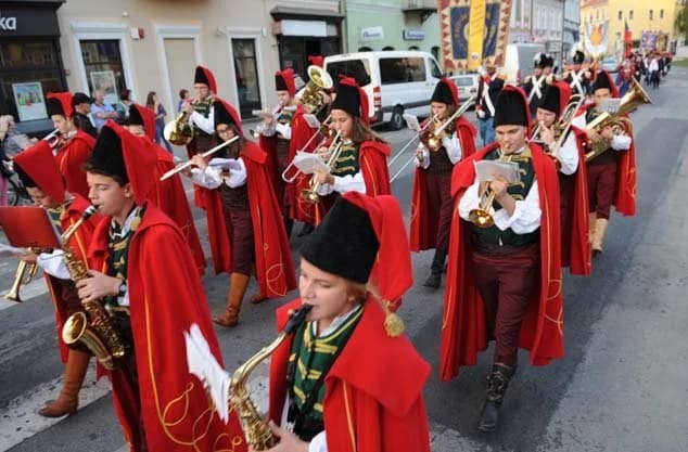 LJUDI U DREVNIM ODORAMA: Trebaju li Požegi tri povijesne postrojbe i tko će to platiti?