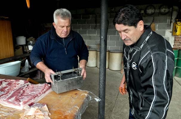 TRADICIONALNO SLAVONSKO KOLINJE U OBITELJI SVITLICA IZ MIHALJEVACA: Obilje mesa i krmokoljskih prerađevina /FOTO/