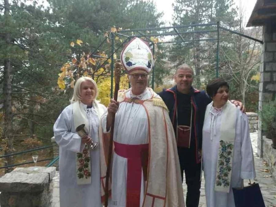 Uzoriti požeški vinski kardinal Vlado Bauer u posjeti Crnoj Gori: Crnogorci slave običaje krštenja mošta /FOTO/
