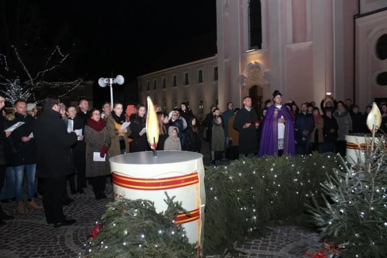 Zatreperila prva Adventska svijeća ispred požeške Stolne crkve sv. Terezije Avilske