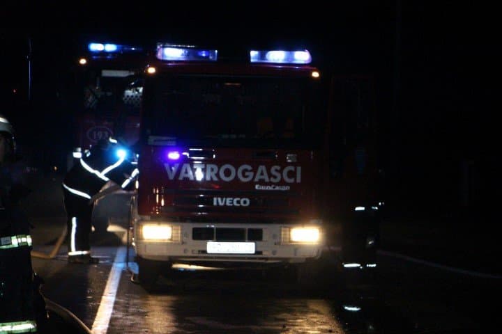 Nepokretni muškarac i njegova, također nepokretna majka umalo izgubili živote u požaru obiteljske kuće