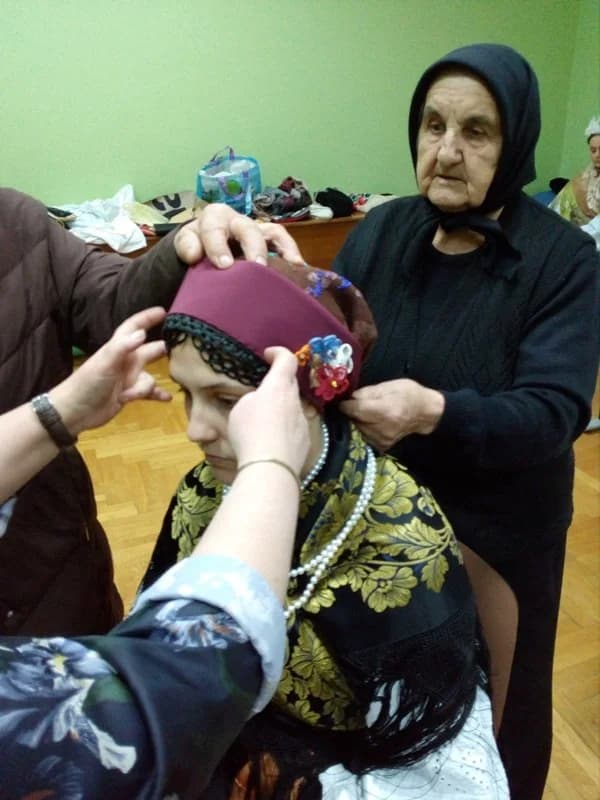 Kao nekada: Nije to samo tako lako obući nošnju i napraviti djevojačku frizuru /FOTO/