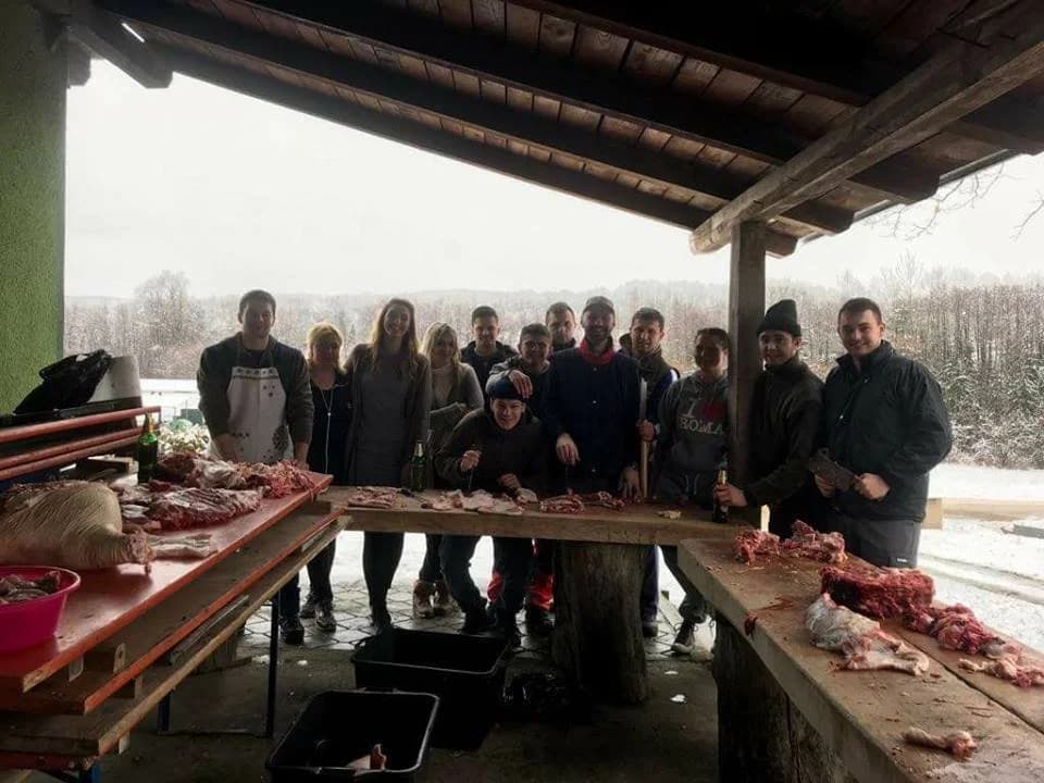 Mladež HDZ-a Pleternice organizirala "stranačko" kolinje: Napravljene delicije idu u humanitarnu akciju /FOTO/