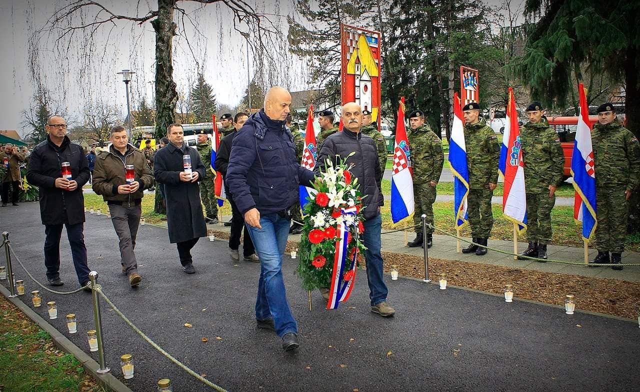 Hodočašće u Voćin: Branitelji, policajci, vojnici, dočasnici i časnici odali počast nevinim žrtvama srbočetničkog režima /FOTOGALERIJA/