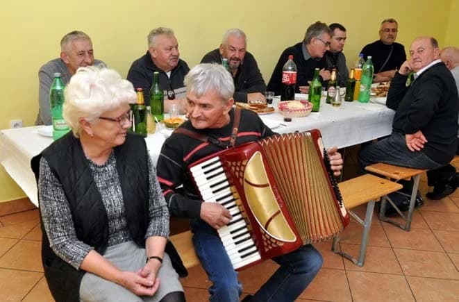 Sportaši umirovljenici zapjevali uz harmoniku Mile Ivanovića /FOTO/