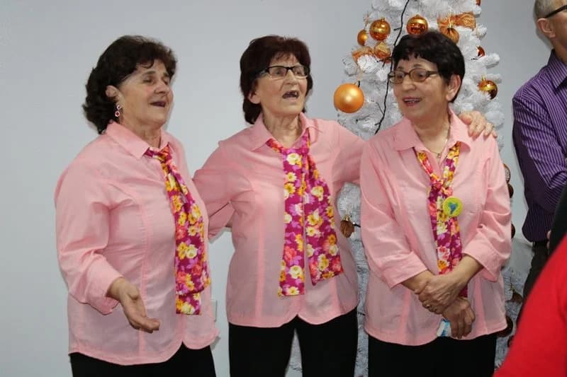 „Ledena berba“ zapjevala i zasvirala starim osobama /FOTOGALERIJA/