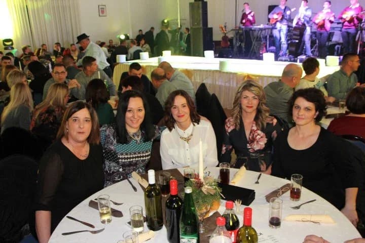 „ADVENT S LEGENDAMA“: Prikupljali novac za liječenje oboljele petogodišnje djevojčice /FOTOGALERIJA/