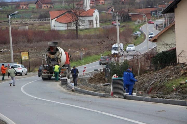 Lijepo vrijeme ide na ruku građevincima: U Eminovcima se nastavljaju radovi na izgradnji nogostupa vrijedni 2,7 mil. kn.