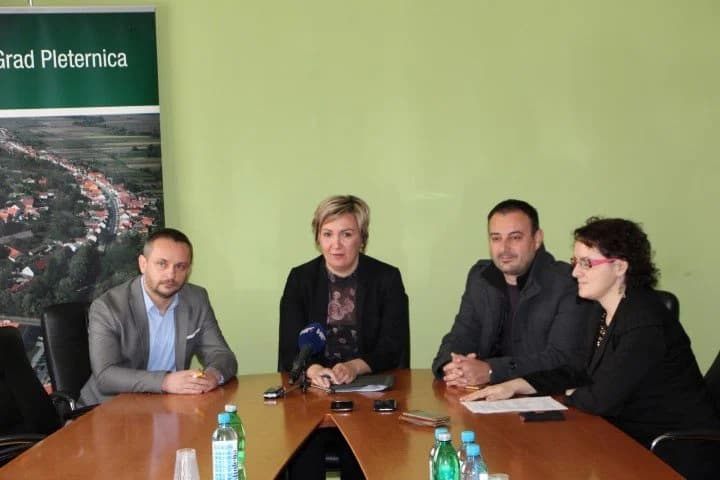 Radni strojevi i buka bagera na još jedom gradilištu u Pleternici: "Zadovoljstvo mi je da naše domaće tvrtke dobivaju poslove jer to jamči zapošljavanje"