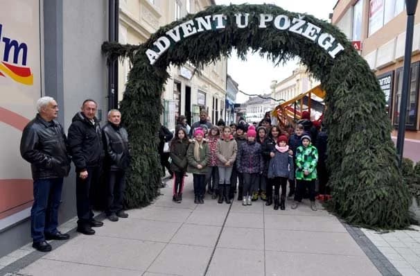 Advent u Požegi - otvoren Božićni sajam u šetališnoj zoni /FOTOGALERIJA/