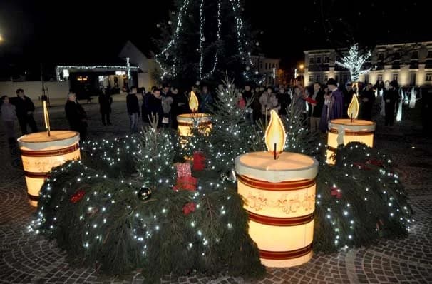 Zapaljena i četvrta adventska svijeća na požeškom Katerdalnom trgu /FOTO/