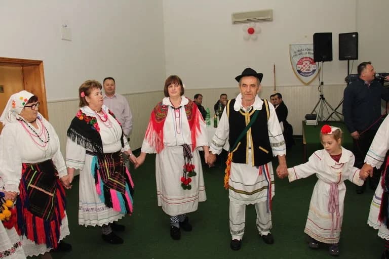 Običaji Bosanaca uz veselu pjesmu i zvuke šargija /FOTOGALERIJA/