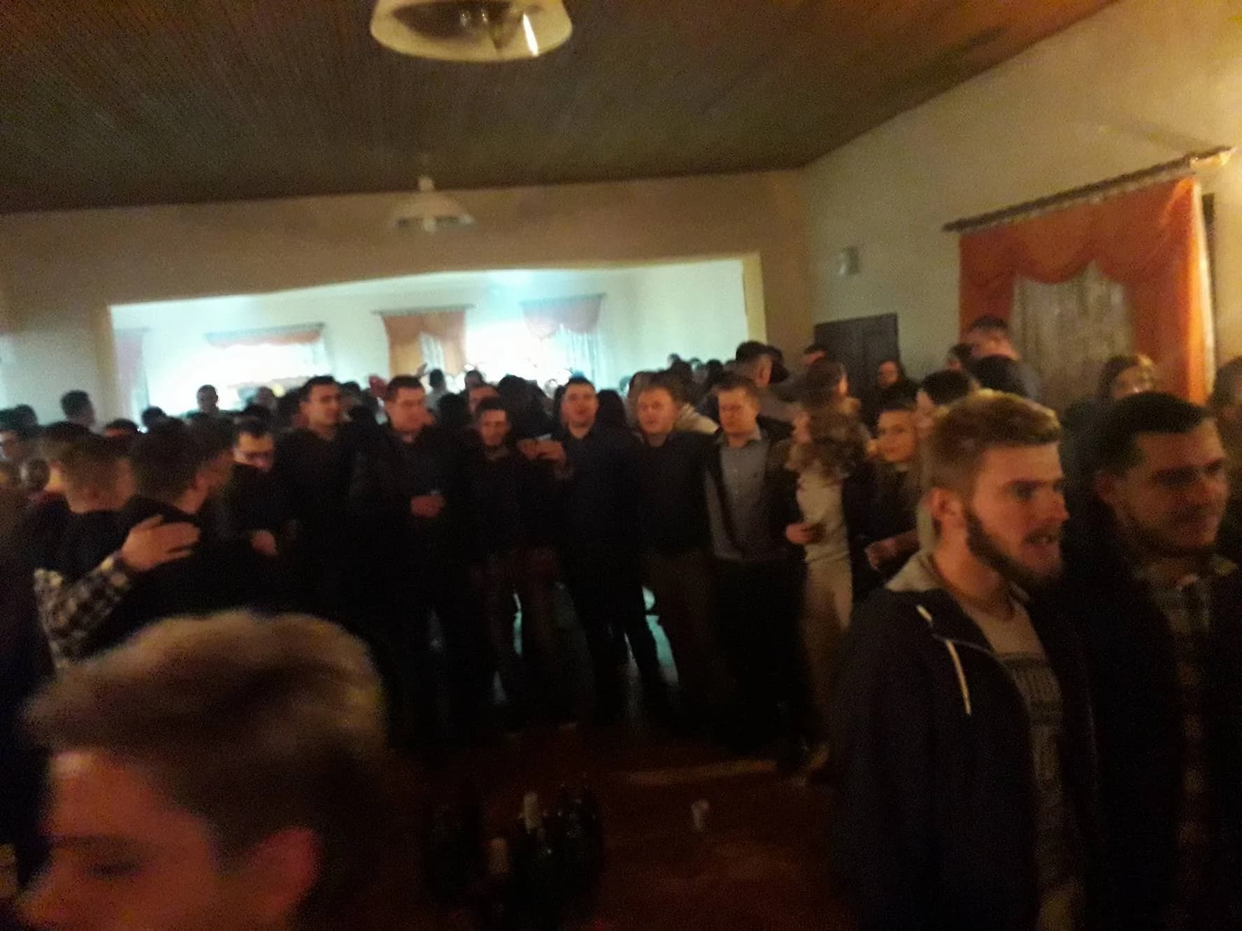 BOŽIĆNA ZABAVNA PRIREDBA U BUKU: Stanko Šarić i Valentino band zabavljali brojne posjetitelje /FOTO/
