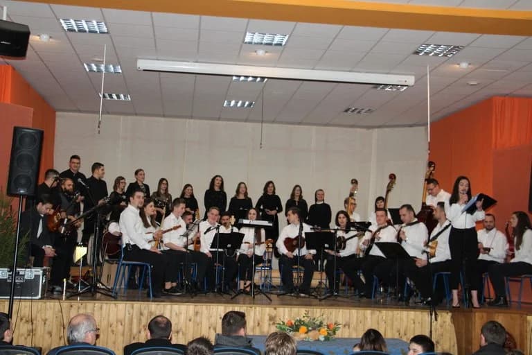 Kutjevački tamburaški orkestar i Zbor mladih „Aeternum“ iz Županje za malog Filipa Pojera /FOTOGALERIJA/