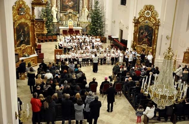 Prigodne pučke i božićne skladbe na koncertu u požeškoj Katedrali /FOTOGALERIJA/