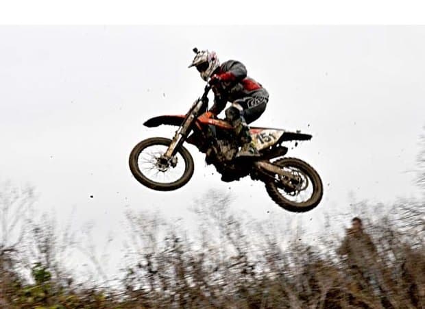Tradicionalna Novogodišnja moto cross utrka na Vilarama: Ovogodišnji pobjednik Leo Pandžić koji je imao čast prvi grabiti čobanac /FOTOGALERIJA/