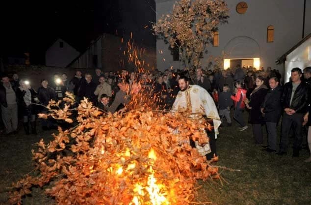 SLUŽENO BOGOSLUŽJE I ZAPALJEN BADNJAK U PRIGODI PRAVOSLAVNOG BOŽIĆA: “Mir Božiji, Hristos se rodi !”