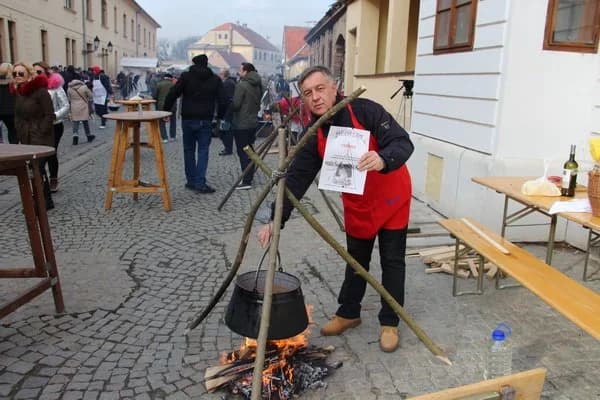 Fiš majstori sa 172 kotlića okupirali nekoliko osječkih ulica, među njima bile i požeške ekipe Zlatnog luga i tjednika Kronika požeško-slavonska /FOTOGALERIJA/